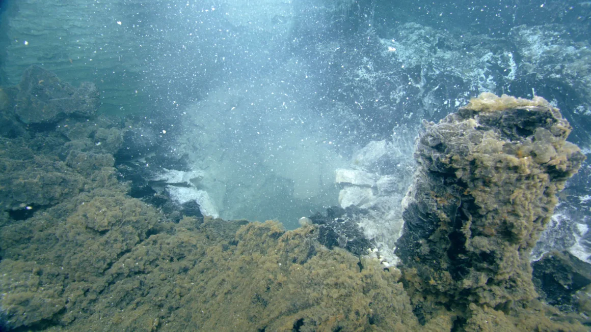 tanda-bahaya-dari-dasar-laut-gunung-berapi-bawah-laut-di-pantai-barat-bersiap-meletus