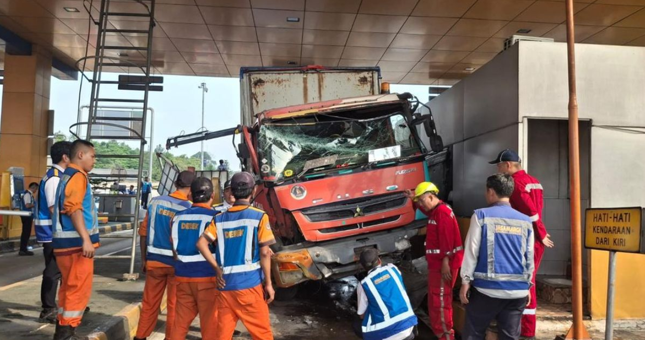 rem-diduga-blong-truk-hantam-pembatas-jalan-di-gerbang-tol-ciawi